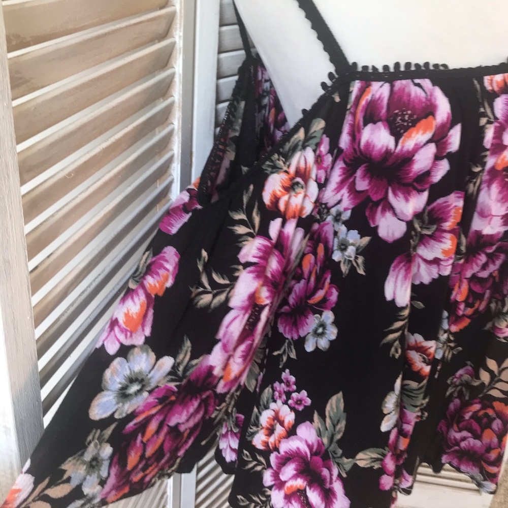 CURVY FLORAL COLD SHOULDER TOP 2 XL & 3XL - Picture 6 of 8